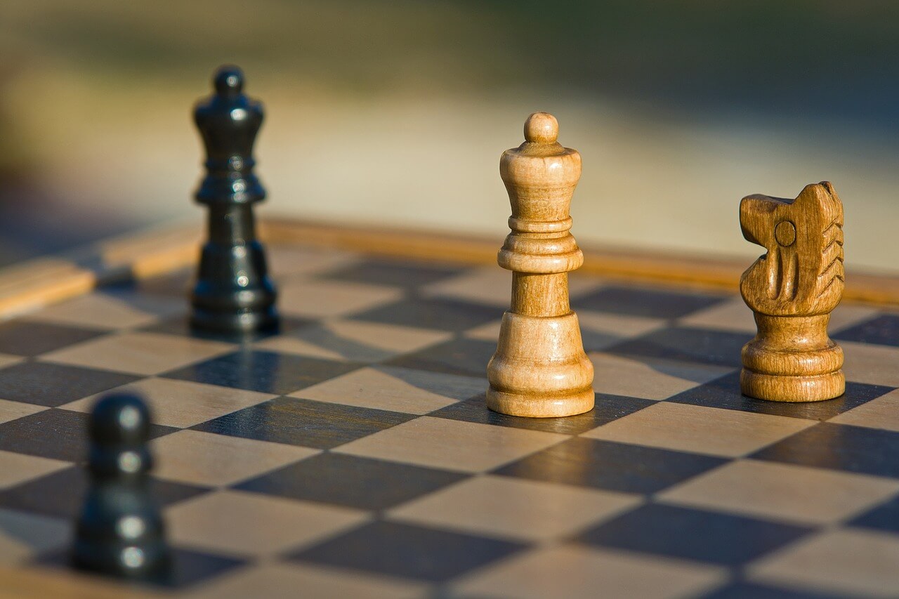 Schach spielen und das Spiel gewinnen